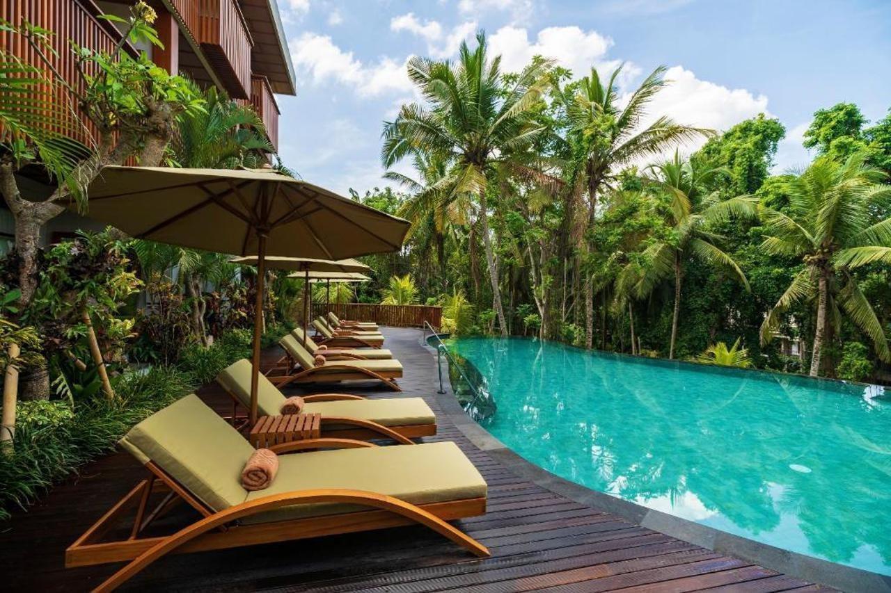 아디와나 수웨타 - Chse 인증 호텔 우붓 외부 사진 The swimming pool at the hotel